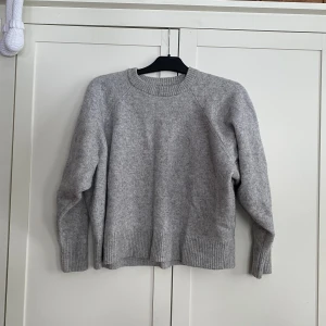 Grå stickad tröja  - Grå stickad tröja  