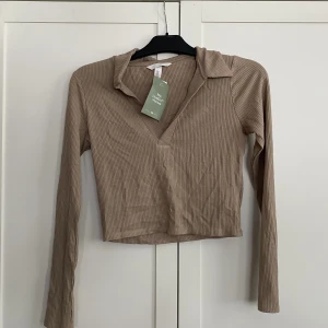 Beige topp från HM  - Fin beige tröja  Aldrig använd  