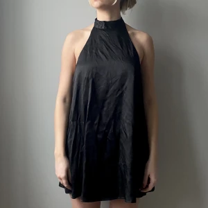 Halterneck klänning - Buy at: www.mosh-clothing.com 