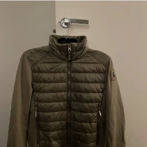 Parajumpers dam - Säljer nu denna fina parajumpers jackan i storlek S då den inte passar mig längre.Fint skick och inga defekter på den.Den är lite ljusare grön än ljuset på bilden!💓🌸