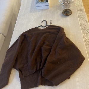 Stickad tröja  - stickad tröja från zara. Nyskick och sticks ej 