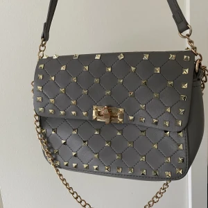 Valentino rockstud väska - Så sjuuukt cool väska, liknar valentinos rockstud väska🥰