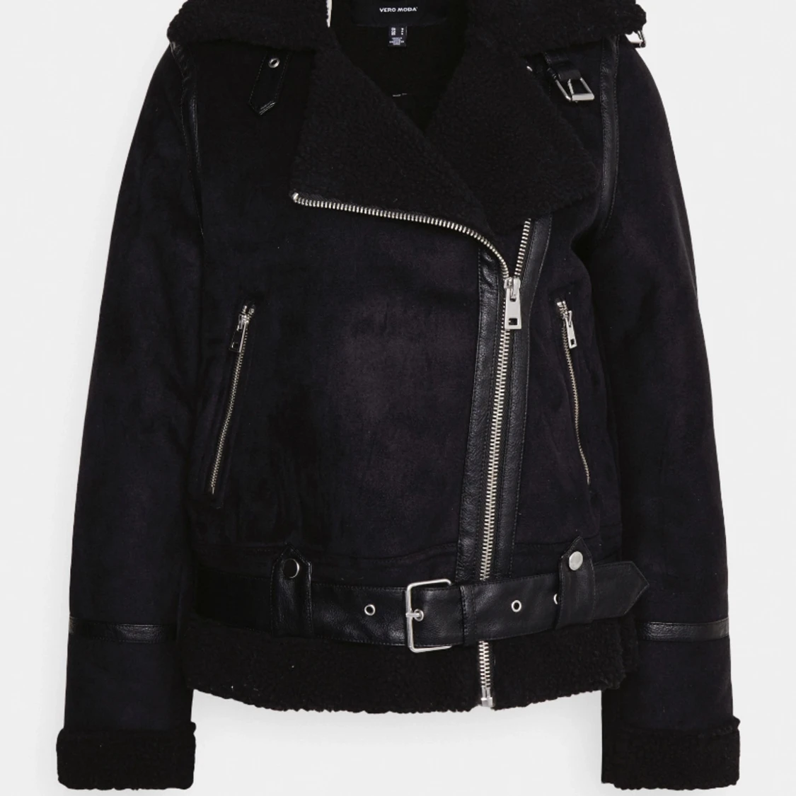 En svart konstläder jacka