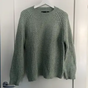 Stickad tröja i mintgrön färg från Lager 157