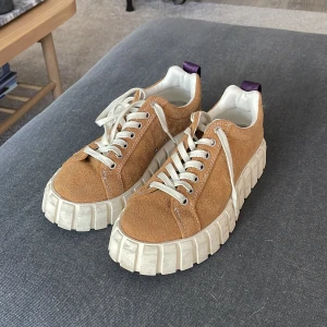 Eytys - Säljer mina gul/bruna eytys som jag använt några fåtal gånger, där av lite smuts på de vita delarna, men annars i jättebra skick! Storlek 38! Hör av dig om du har några frågor❤️