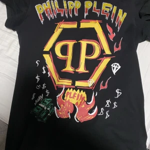 Philip Plein T shirt  - Säljer nu min Philip Plein T shirt för 799kr nypris på 1500kr. Den är endast använd enstaka gång. Storlek XS och bra skick. Box + tags tillkommer. Kan möjligtvis gå ner lite i pris vid snabb affär. 
