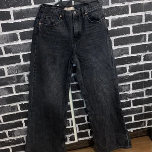 Svarta baggy jeans - Köpt från topshop för ett tag sedan! Den sitter inte nå vidare på mig, drf säljer jag den. Den är gråsvart.