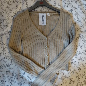 Kort kofta - Beige kortare kofta från asos/collusion. Oanvänd 🧸