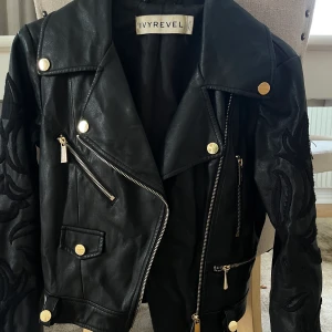 Skinjacka - Ivyrevel skinnjacka i strl 36 med gulddetaljer. Frakten ingår inte. 