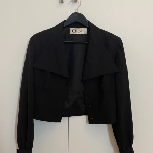 Kort blazer - Kort vintage Chloé blazer. Fint skick. För fler bilder skriv dm 🫶🏼