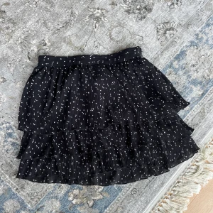 Kjol från zara - Säljer denna super fina kjolen från zara i storlek L men väldigt liten så passar M men skulle tro att den passar S också! Lappen kvar! 💕