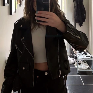 Svart Skinnjacka - Säljer min svarta skinnjacka från bikbok för att den inte riktigt är min stil längre. Den är använd några få gånger så den är i jättefint skick utan några hål eller skador osv. Köptes förra hösten.