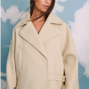 Coat - Nakd - Belt Detail Aviator Coat ifrån NA-KD, i färgen light beige, perfekt till hösten/vintern. ‼️Slut såld på hemsidan‼️ orginalpris - 1079kr