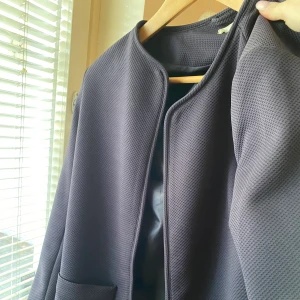 Mörkblå kappa  - Säljer min mörkblå kappa från H&M då den aldrig kommit till användning. Säljer från 300 och uppåt beroende på intresse 🥰