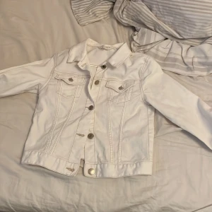 Oanvänd jeansjacka i bra skick - Aldrig använd och säljs till halva priset!❤️❤️ 