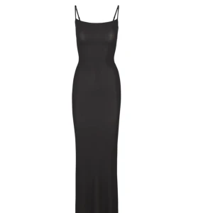 Skims soft lounge long slip dress - Kollar intresset för min helt nya (kom fram 21/9) svarta skims klänning. Det är ett otroligt skönt material så den funkar till både mys och fest ☺️ Jag fick vänta på min beställning i över 3 veckor och med frakten från hemsidan💞❌TRYCK EJ PÅ KÖP DIREKT❌