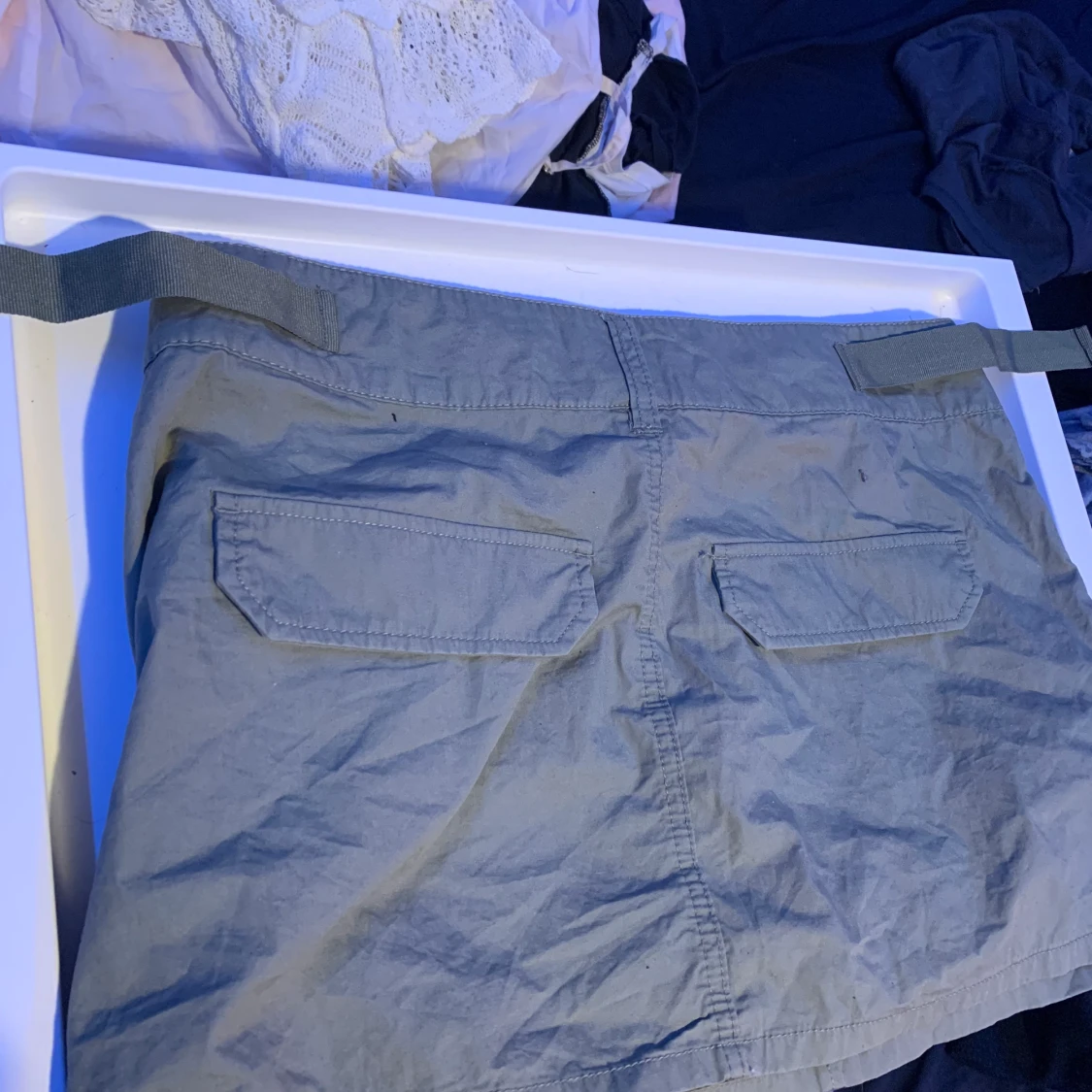 jättefin militärgrön kjol😭 - 91