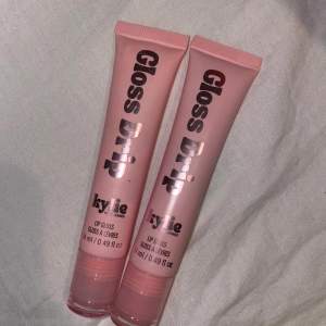 Säljer dessa 2 glossdrips från Kylie Cosmetics i färgerna ”match my energy” och ”besitos”💗💗 säljer för 90kr styck! +13kr frakt