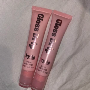 Kylie Cosmetics - Säljer dessa 2 glossdrips från Kylie Cosmetics i färgerna ”match my energy” och ”besitos”💗💗 säljer för 90kr styck! +13kr frakt