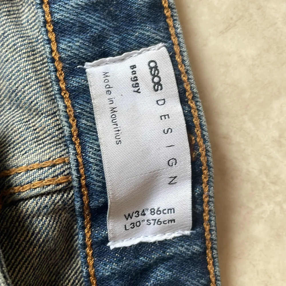 Jeans med en schysst mörkblå färg  Storlek: w34 l 30  Men passar l32  Nypris 500. Jeans & Byxor.