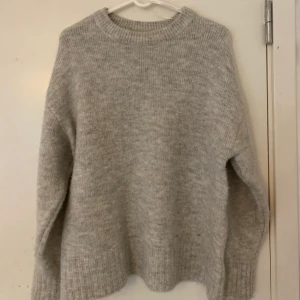 Grå stickad - Skön