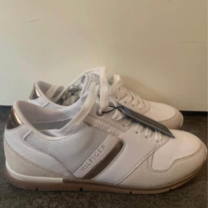 Sneakers Tommy Hilfiger  - Helt nya Tommy Hilfiger sneakers  Storlek 38