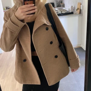 kort kappa från Hm - kort kappa från H&M, storlek 38, passar mig med S