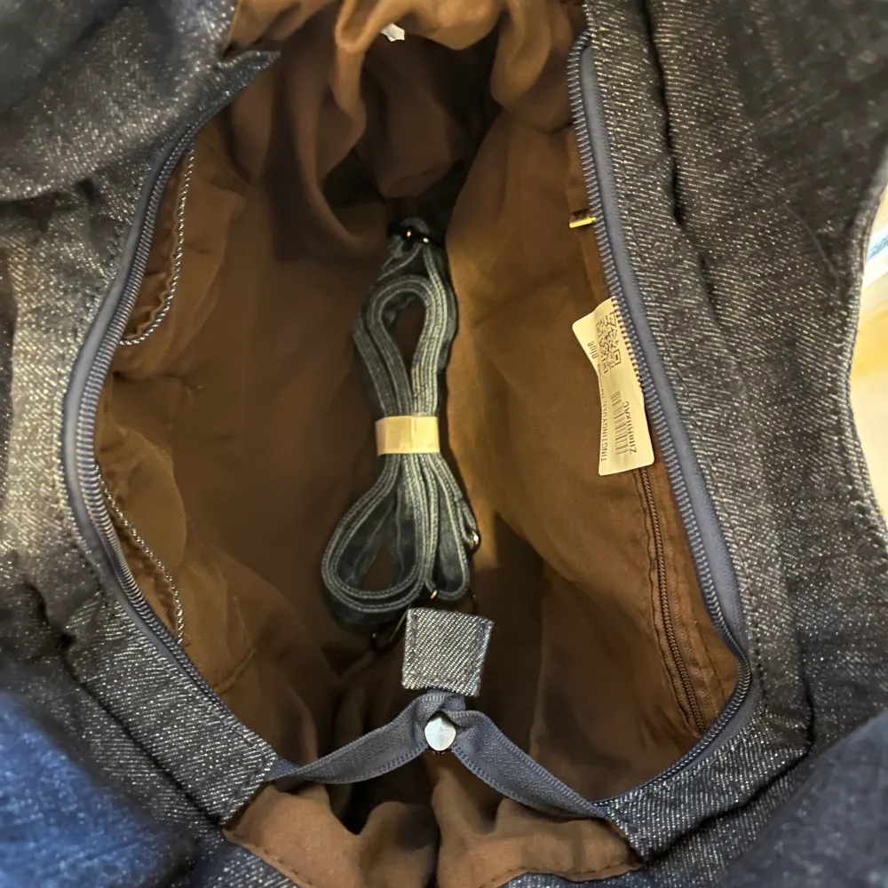 Väskan finns kvar! En helt oanvänd väska i jeansmaterial. Så coola detaljer! Den är aldrig använd och har lapparna kvar. (Obs klicka inte på köp direkt, kontakta vid intresse). Väskor.