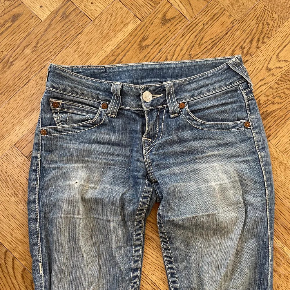 KÖP DIREKT FÖR 600kr💗Säljer mina fantastiska True Religion jeans. Passar för någon som är ungefär 165-170 cm lång, motsvarar storlek XS. Modellen är straight. Hål på knänen och väl använda.  Midjemått: 36 cm rakt över  Innerbenslängd: 80 cm. Jeans & Byxor.