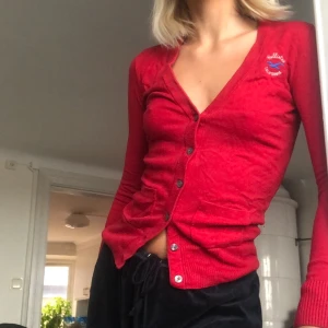 Röd kofta - Säljer denna röda kofta från Hollister. Säljer då den tyvärr inte kommer till användning längre. Jag på bilden är storlek S och koftan är i size XS. Möts på Södermalm!👨🏻‍🎨