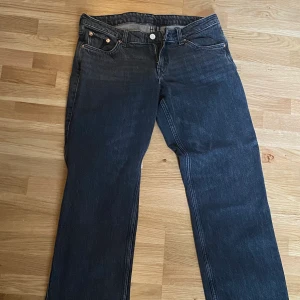 Low arrow weekday - Lite för stora för mig så darför jag säljer dem super fina å använda kanske 2-3 gånger orginal pris 500 tror jag dem är svart/mörk grå 