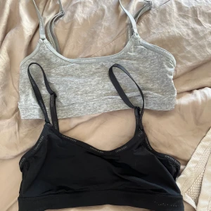 Calvin Klein toppar -  Två stycken Calvin Klein toppar, fint skick, nästan oanvända, stl S