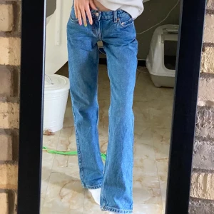 Weekday Arrow Low Straight Jeans - Säljer mina snygga lågmidjade Weekday jeans som tyvärr inte kommer till användning längre. Modellen är ”Arrow Low Straight Jeans” i färgen Harper Blue och i storleken 23/32. Jeansen är i bra skick och nypris är 590 kr. Köparen står för frakten!💘