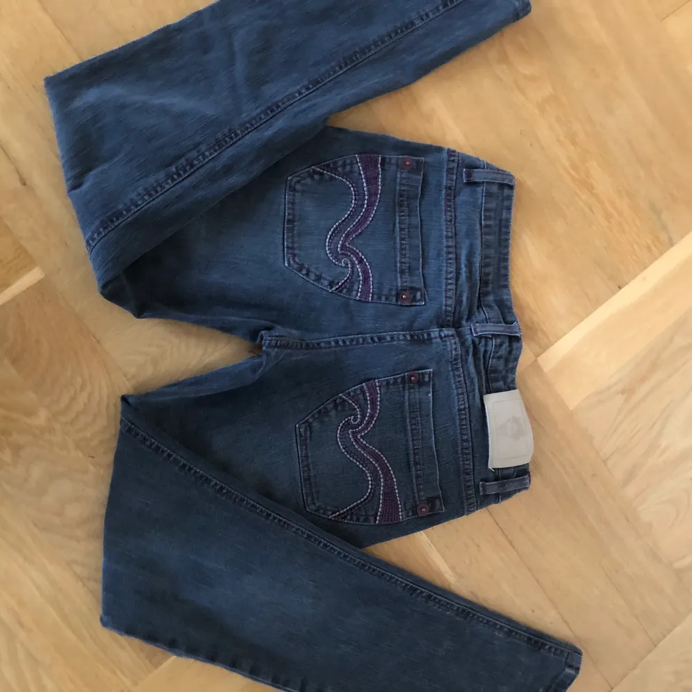 Lågmidjade 2000s jeans, storlek xs-s passar någon som är runt 160. Säljer då dom inte kommer till användning . Jeans & Byxor.
