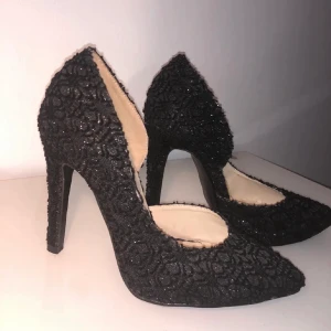 Svarta/glittriga Stilettklackar  - St 36, använda 1 gång är för stora för mig då jag har st 35, drf vill jag få bort dem 