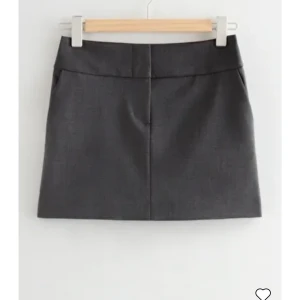 Grå kjol - Säljer min superfina kjol då den it kommer till användning, strl 34 men stor i storleken!💞