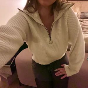 Tröja - Stickad tröja med half-zip, halv dragkedja.