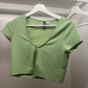 Kofta - Grön kofta med fjärilsspänne storlek S från H&M bra skick!