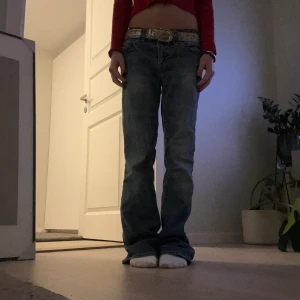 Lågmijade jeans  - intresekoll! säljer endast vid bra bud🫶🏻( har inget måttband atm så fråga gärna inte om mått<33) jag är 152💋
