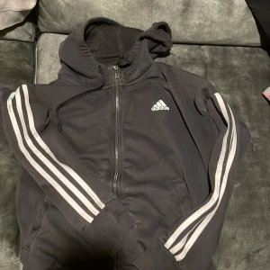 Adidas kofta - Adidas kofta med några få fläckar