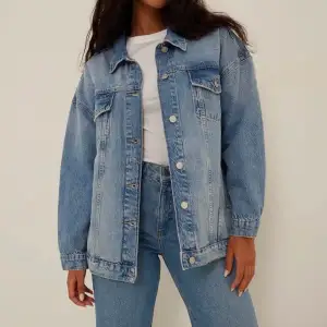 tryck inte på ”köp nu”!! säljer denna fina jeansjacka i storlek 36. aldrig använt den för att den var lite för oversized för min smak! Men annars är den superfin❣️ Den är helt ny med alla prislappar på! märket är NA-KD