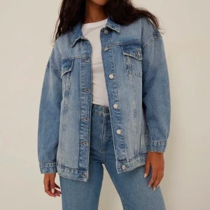 jeansjacka - tryck inte på ”köp nu”!! säljer denna fina jeansjacka i storlek 36. aldrig använt den för att den var lite för oversized för min smak! Men annars är den superfin❣️ Den är helt ny med alla prislappar på! märket är NA-KD