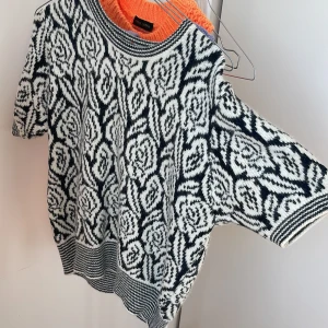 Secondhand ulltröja - Jättefin ull-T-shirt köpt på episode i Köpenhamn! Strl står ej men passar mig som är 164 cm och bär strl 34/36 Köptes för 600kr säljes för 200kr