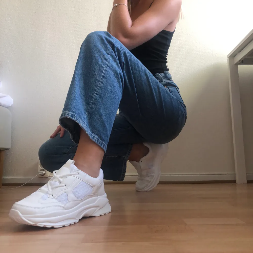 Säljer dessa nya sneakers👟Aldrig använda, kommer i originalförpackningen. Säljer för att jag köpt ett par andra liknande. Hör gärna av dig om du är intresserad eller funderar över något🌸 Kan skicka eller mötas upp i Stockholm!. Skor.