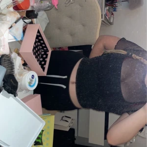 fest topp  - aldrig använd - bara testad, strl s funkar m. genomskinlig men passar perfekt med ett linne under. lägg bud! <3