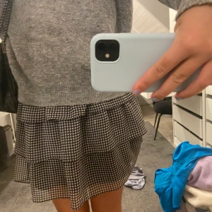 Rutig kjol hm - Säljer denna rutiga volangkjolen från HM, storlek xs