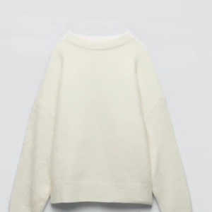 Stickad tröja från zara - Skitsnygg stickad tröja från zara!!! HELT NY ALDRIG ANVÄND