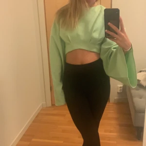 Mintgrön topp - Säljer denna snygga topp från Hanna Schönbergs kollektion. Den passar inte riktigt mig då den var för liten. Toppen är helt oanvänd och i nytt skick. Storlek: 32. Orginalpris: 439kr