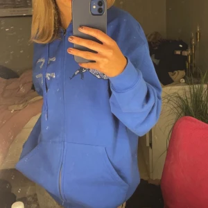 One of one hoodie - Säljer nu min skit snygga one of one hoodie från förra årets kollektion i stl M men skulle säga att den är en S. alltså finns den inte att köpa från hemsidan längre, den är använd men i bra skick! Köpte för 1600kr men Pris kan diskuteras vid snabb affär!💕