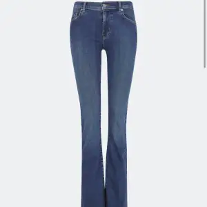 Intressekoll på mina jättefina jeans från bikbok i storlek 28/32! Jeansen är i ett toppenskick och kommer sällan till användning längre. Kan endast tänka mig att sälja dom för ett bra pris och dom är köpta för 600kr